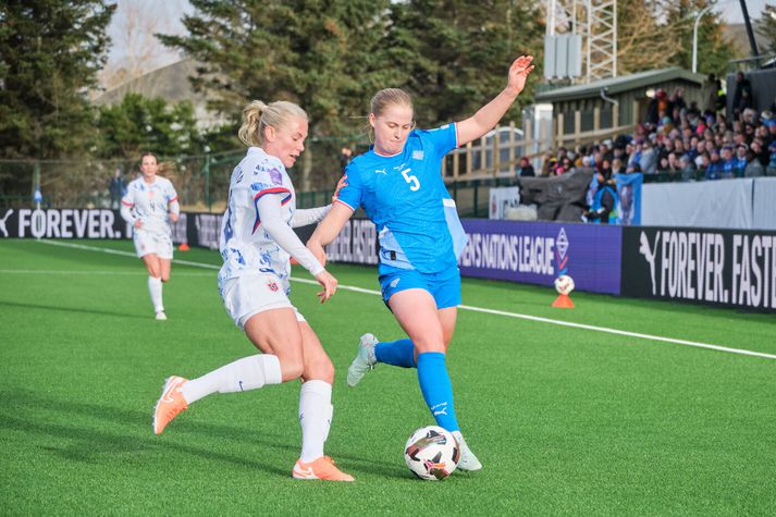 Emilía Kiær Ásgeirsdóttir er ein þeirra sem Þorsteinn Halldórsson þurfti að taka ákvörðun um að færi ekki á EM, eftir fjölmörg samtöl, en það var vegna meiðsla sem hún hefur verið að glíma við.