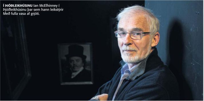 Ian McElhinney í Þjóðleikhúsinu þar sem hann leikstýrir ‘‘Með fulla vasa af grjóti„