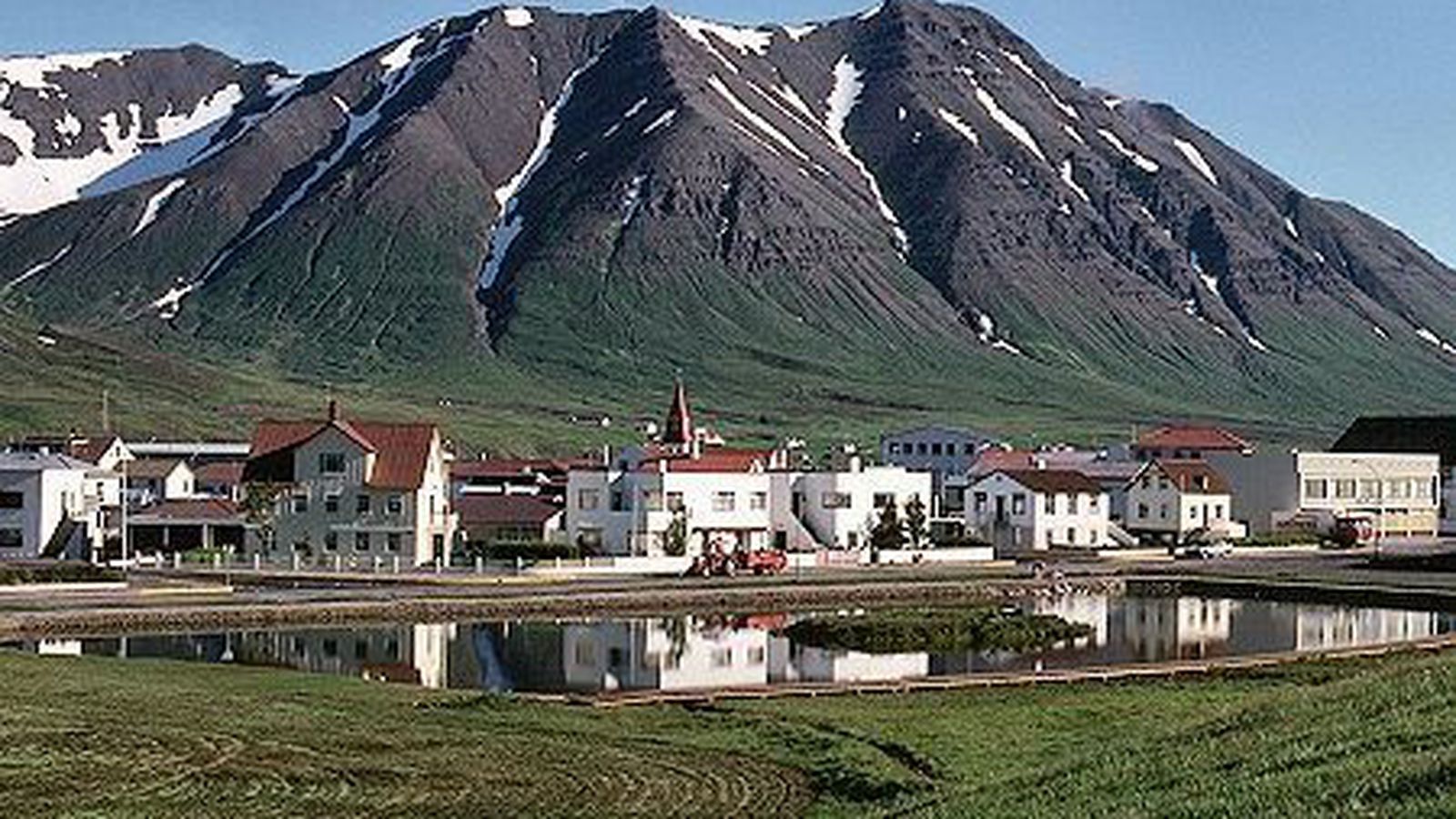 Lokuðu götu á Ólafs­firði vegna til­kynningar um skot­vopn