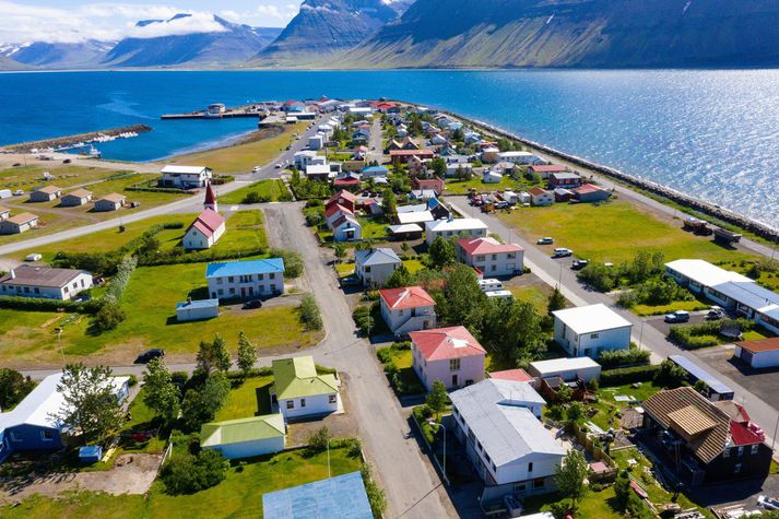 Loka þurfti fyrir vatnið í gær vegna aurskriðu.