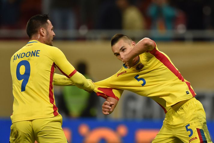 Myndin tengist fréttinni ekki. Ovidiu Hoban og Florin Andone fagna marki með rúmenska landsliðinu.