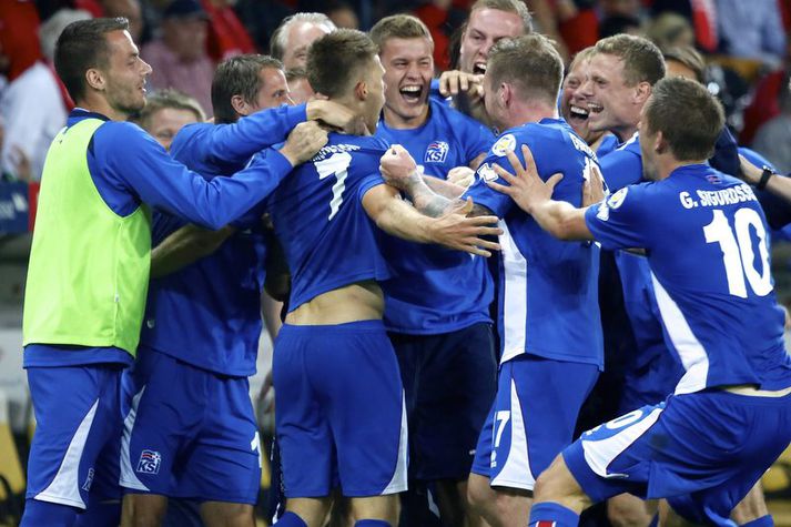 Jóhann Berg Guðmundsson fagnar jöfnunarmarkinu með félögum sínum.