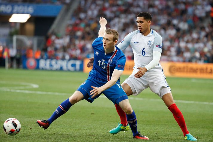 Jón Daði í baráttunni við Chris Smalling í 2-1 sigrinum á Englandi í Nice í sumar.