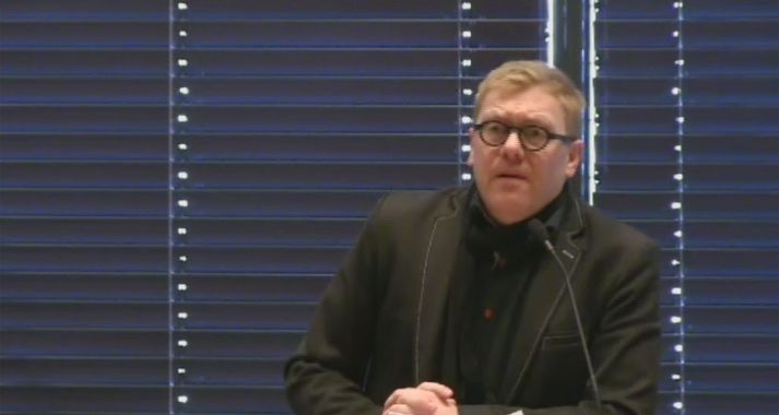 Jón Gnarr vakti athygli á að hann stæði í fyrsta skipti í pontu með gleraugu og fannst honum um ákveðin tímamót að ræða.