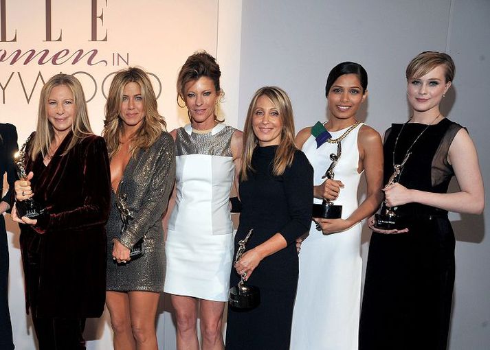 Heiðursgesturinn Barbara Streisand ásamt þeim Jennifer Aniston, Robbie Myers ritstjóra Elle, Stacey Snider, Freidu Pinto og Evan Rachel Wood.