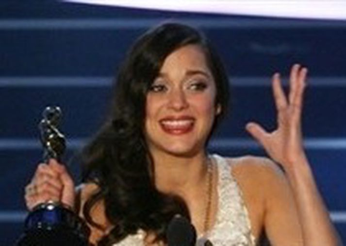Marion Cotillard hlaut Óskarinn fyrir bestan leik kvenna í myndinni La Vie en Rose sem byggir á ævi Edith Piaf.