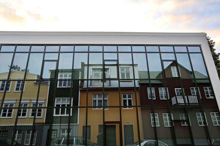 Rektor Menntaskólans í Reykjavík segir speglaglerið auka gæði kennslunnar innandyra.