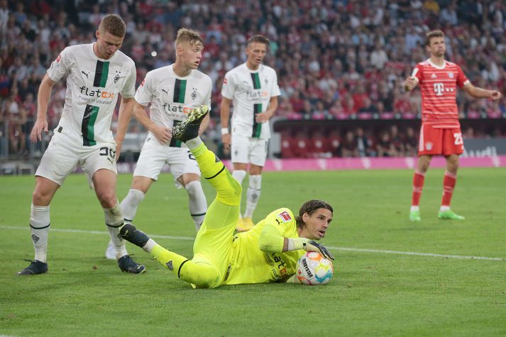 Yann Sommer handsamar knöttinn á Allianz Arena í dag.