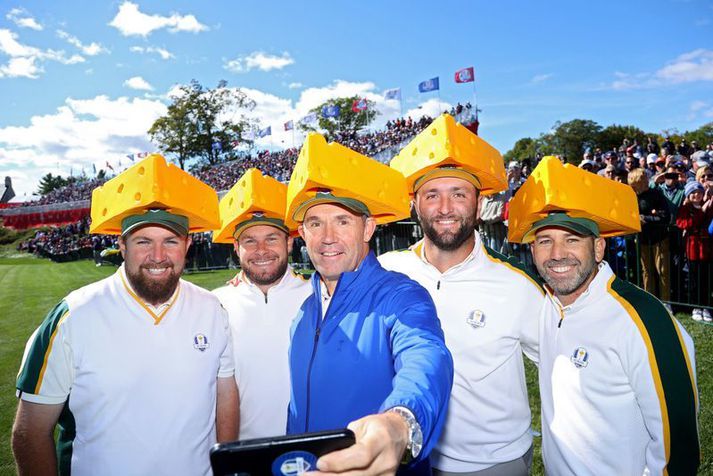 Shane Lowry, Tyrrell Hatton, Padraig Harrington, Jon Rahm og Sergio Garcia sjást hér með ostahattana sína.