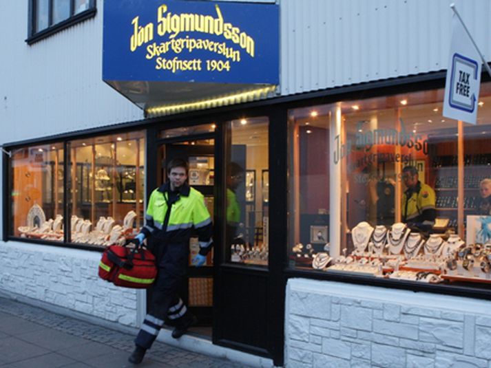 Starfsstúlkan var flutt með sjúkrabíl til skoðunar en ekki er vitað hvort hún sé mikið slösuð.