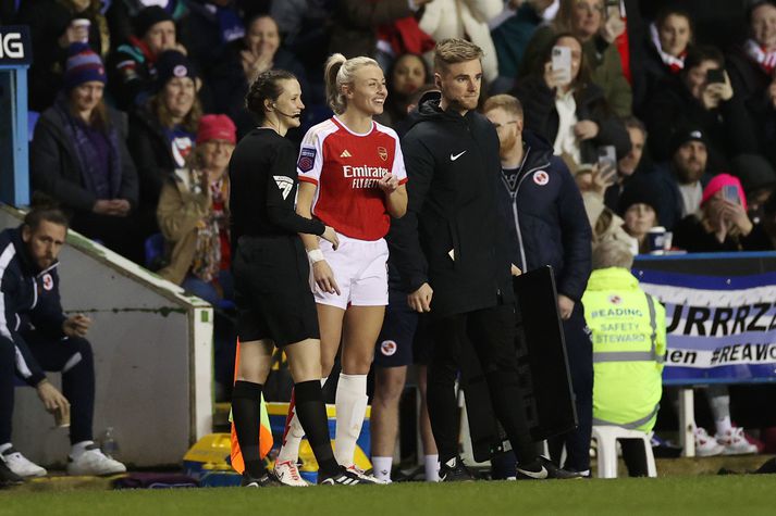 Leah Williamson býr sig undir að koma inn á í leik Reading og Arsenal.