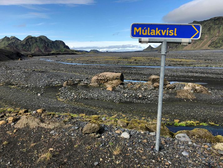 Þekkt er að jarðhitavatn berist út í jökulár úr sigkötlum í jöklinum við leysingar á sumrin.