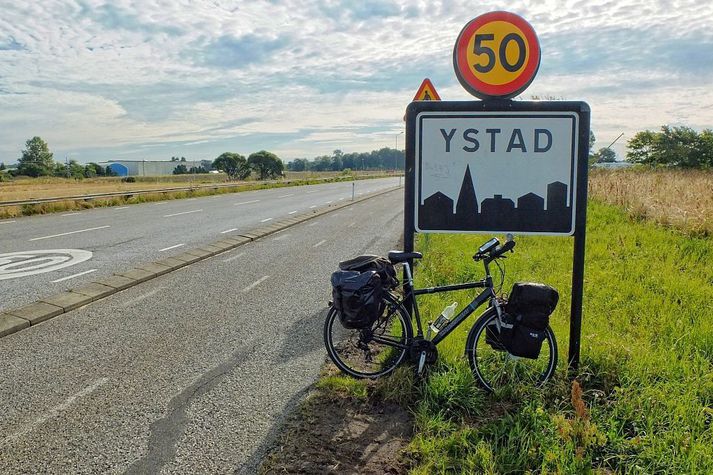 Ystad er að finna á suðurströnd Svíþjóðar. Fjölskyldan bjó rétt fyrir utan bæinn.