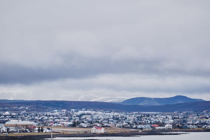Karlmaðurinn er grunaður um að hafa brotið gegn stúlkunni í Reykjavík.
