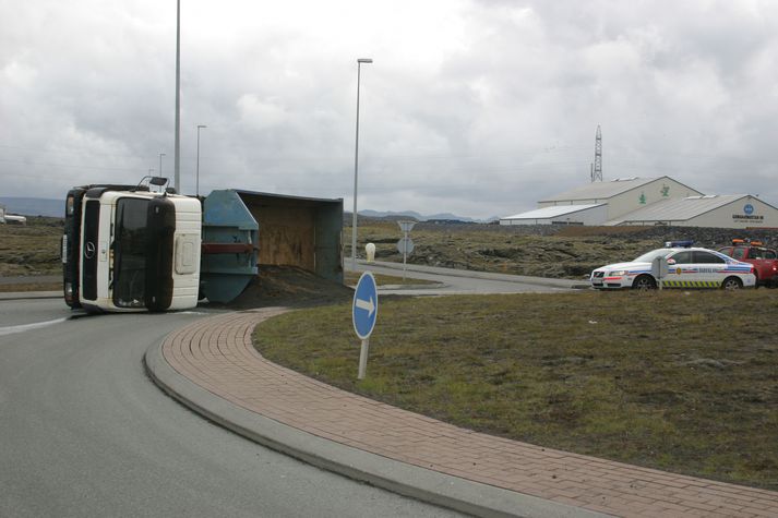 Vörubíllinn valt við Hraunhellu í dag. Mynd/ Björgvin Pálsson.