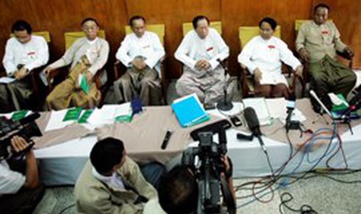 Embættismenn Myanmars (Burma) á blaðamannafundi í gær þar sem ráðstefna um stofnun stjórnarskrár landsins fer fram.