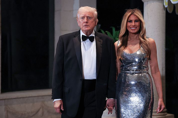 Donald og Melania Trump mæta á viðburð í Mar-a-Lago á gamlárskvöld.
