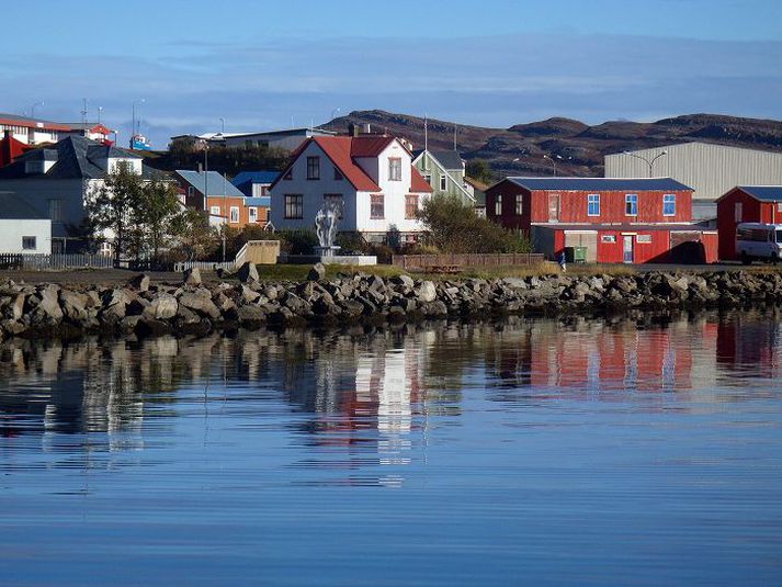 Íbúum Hólmavíkur hefur fjölgað um tæplega þrjá tugi á síðustu þremur árum. Það eru ekki margir þéttbýliskjarnar á Vestfjörðum um þessar mundir sem þekkja vandann sem fylgir slíkri þróun.