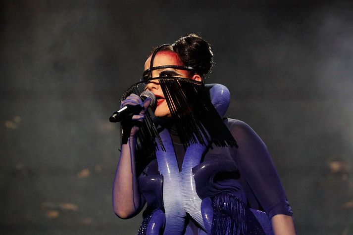 Björk kom fram á Brit hátíðinni í lok febrúar ásamt söngkonunni Rosalíu en þær fluttu saman lagið Berghain.