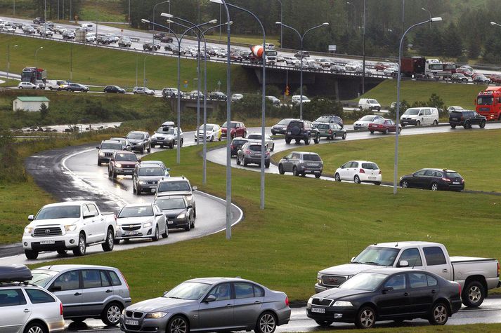 Aksturstími hvern dag skal ekki vera níu klukkustundir og hlé skal gera á akstri eftir 4,5 klukkustundir.