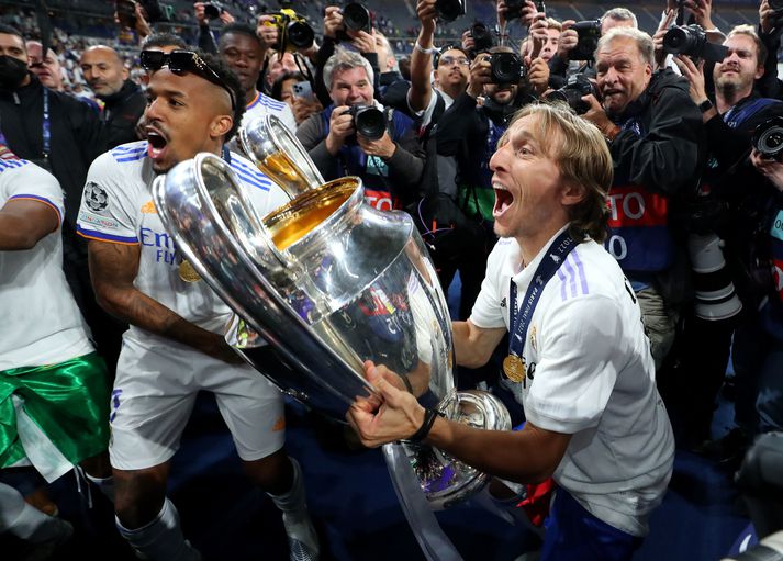 Luka Modric með Meistaradeildarbikarinn eftir sigurinn á Liverpool í úrslitaleiknum í fyrra.