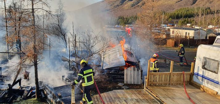 Fjöldi hjólhýsa og húsbíla er í hjólhýsabyggðinni við Laugarvatn og var hætta á því að eldurinn bærist í hjólhýsi í kringum hýsið þar sem eldurinn kom upp.