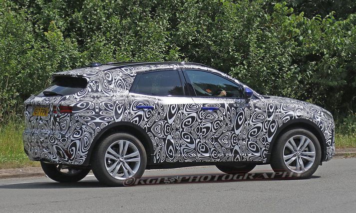 Jaguar E-Pace í felubúningi.