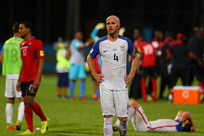 Michael Bradley, fyrirliði bandaríska landsliðsins, gengur vonsvikinn af velli í nótt.