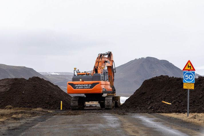 Hægst hefur töluvert á hraunflæði, bæði í átt að Svartsengi og i átt að Suðurstrandavegi.