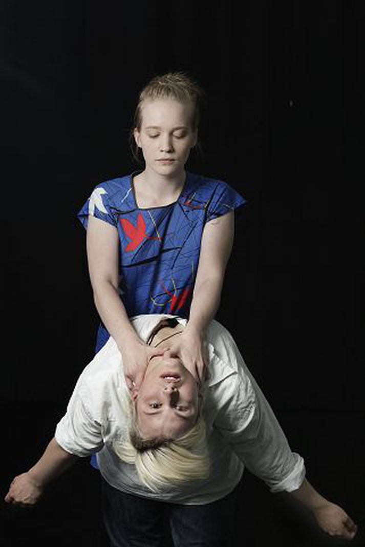 Melkorka S. Magnúsdóttir og Katrín Gunnarsdóttir drepa og deyja í nýju dansverki.Fréttablaðið/Vilhelm