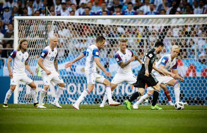 Lionel Messi í leiknum á móti Íslandi á HM 2018. Fimm íslenskir leikmenn sækja að honum.