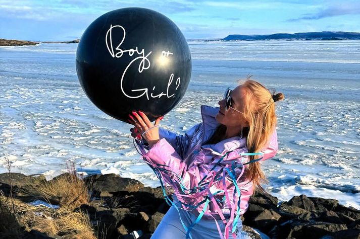 Mari fór út í náttúruna með svarta blöðru til að greina vinkonum sínum frá kyni ófædds barns síns.