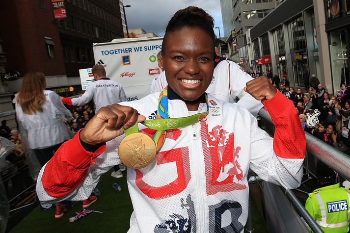 Nicola Adams með annað Ólympíugullið sitt.