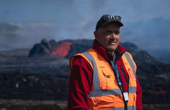 Ármann Höskuldsson eldfjallafræðingur á gosstöðvunum í gær.