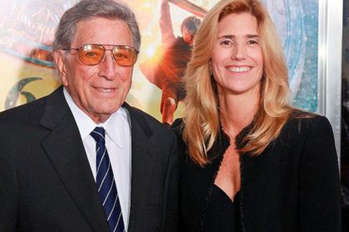 Tony Bennett með gleraugu með gulu gleri.