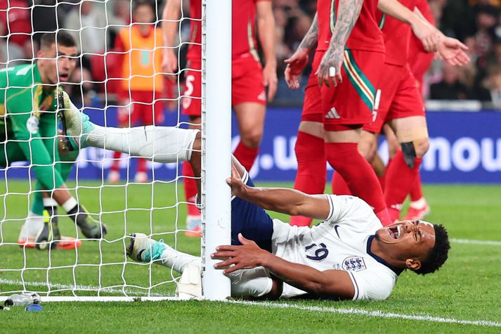 Ollie Watkins var sýnilega kvalinn eftir að hafa lent á stönginni í vináttuleiknum gegn Wales á fimmtudaginn.