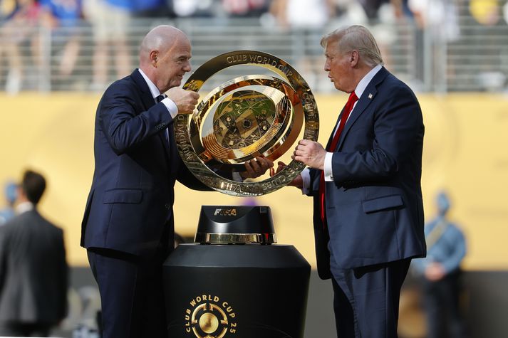 Donald Trump og Gianni Infantino, forseti FIFA, með verðlaunagripinn á HM félagsliða sem fór fram í Bandaríkjunum í sumar.