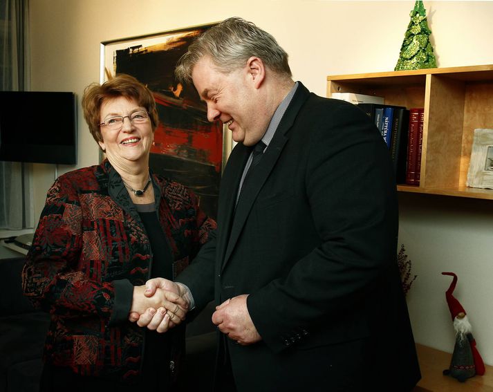 Sigrún var hress þegar Sigurður afhenti henni lyklana. 