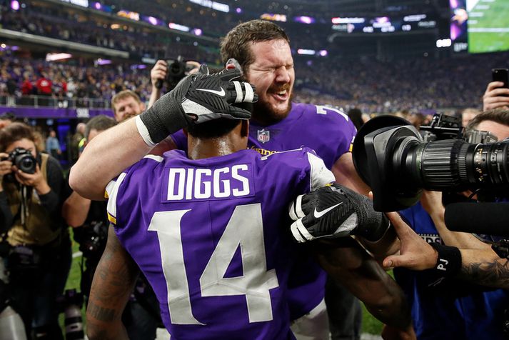 Stefon Diggs er hér fagnað af félaga sínum eftir að hann tryggði Minnesota Vikings sigurinn.