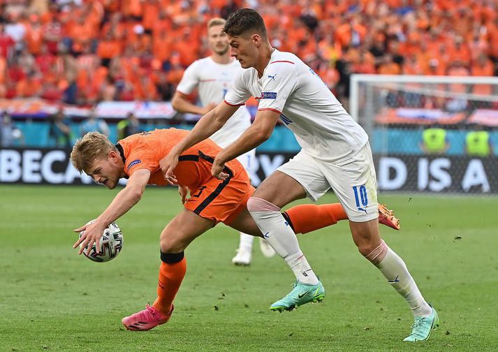 Matthijs de Ligt sló boltann um leið og hann féll við í baráttu við Patrick Schick.