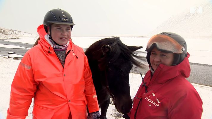 Dagný Rós Stefánsdóttir, Þjóðólfshaga, og Sif Ólafsdóttir, Einhamri, við Helliskvísl hjá Landmannahelli.