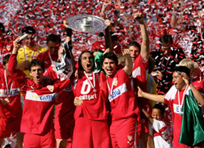 Leikmenn Stuttgart taka á móti þýska Meistaraskildinum eftir sigurinn á Cottbus í dag.