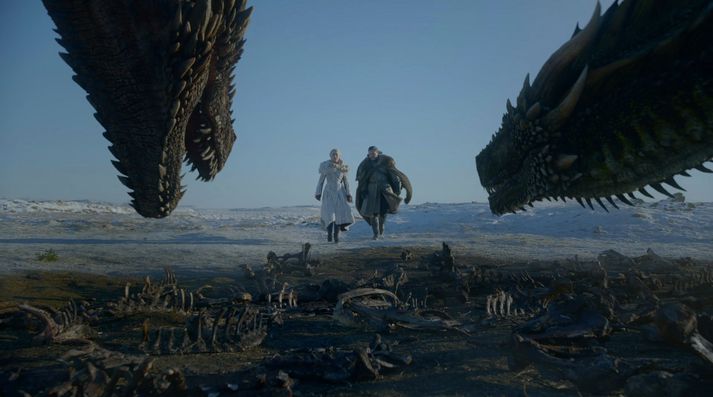 Daenerys Targaryen og Jon Snow. Þarna má einnig sjá drekana Drogon og Rheagal.