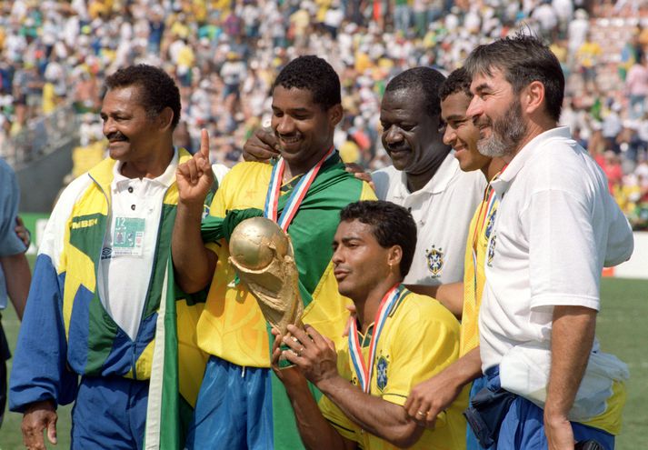 Romário með heimsmeistarastyttuna eftir sigur Brasilíu á Ítalíu í úrslitaleik HM 1994.