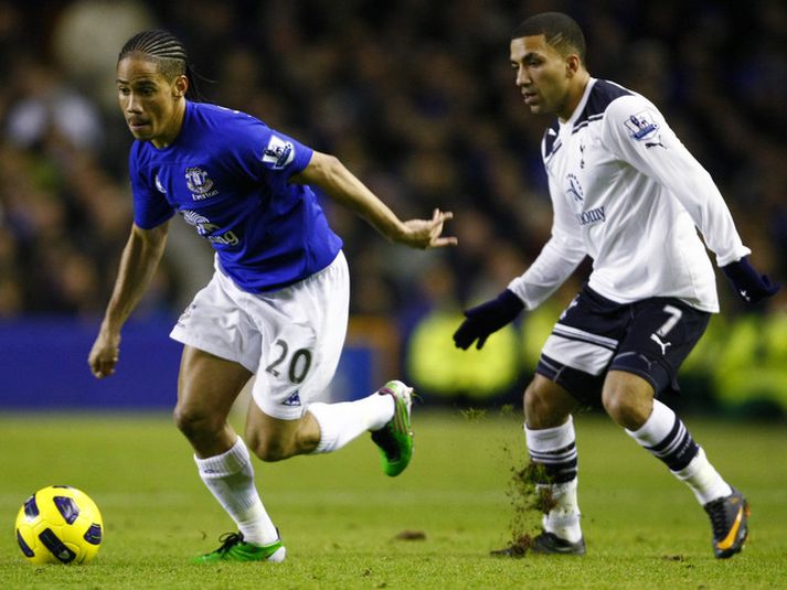 Steven Pienaar í leik með Everton á móti Tottenham.