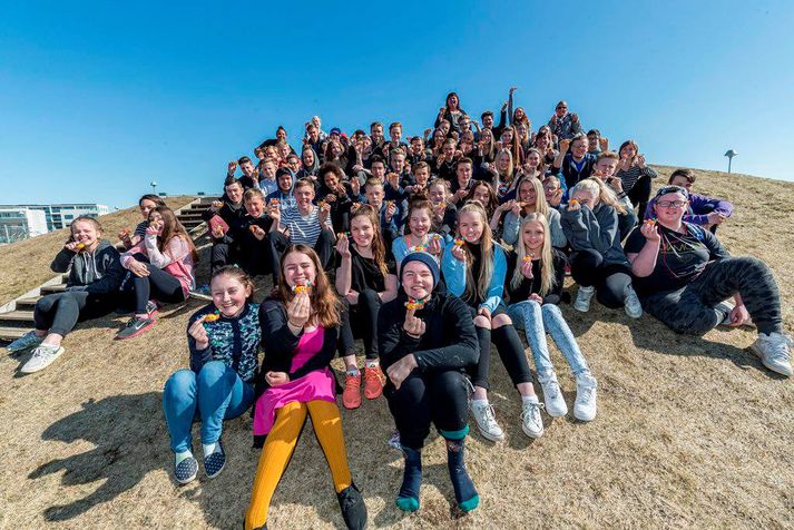 Skólasetning var í Norðlingaskóla klukkan 16 í dag. Myndin er úr safni þegar nemendur skólans veittu SÁÁ álfinum viðtöku.