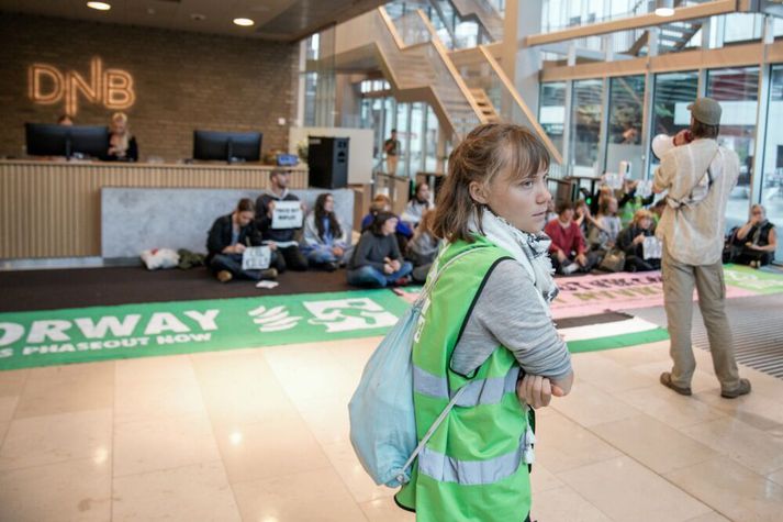 Greta Thunberg og félagar mótmæla í höfuðstöðvum norska bankans DNB.