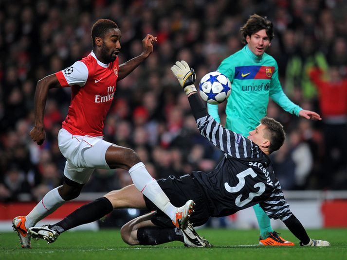 Wojciech Szczesny og Johan Djourou reyna hér að verjast Lionel Messi.