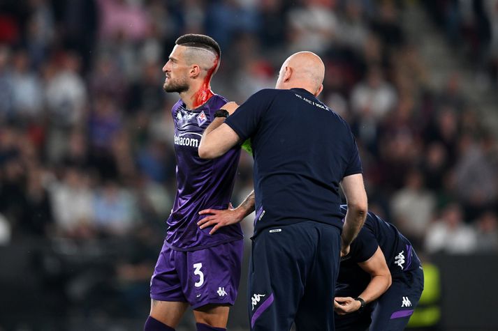 Það blæddi hressilega úr Christiano Biraghi, fyrirliða Fiorentina, í leiknum gegn West Ham United.