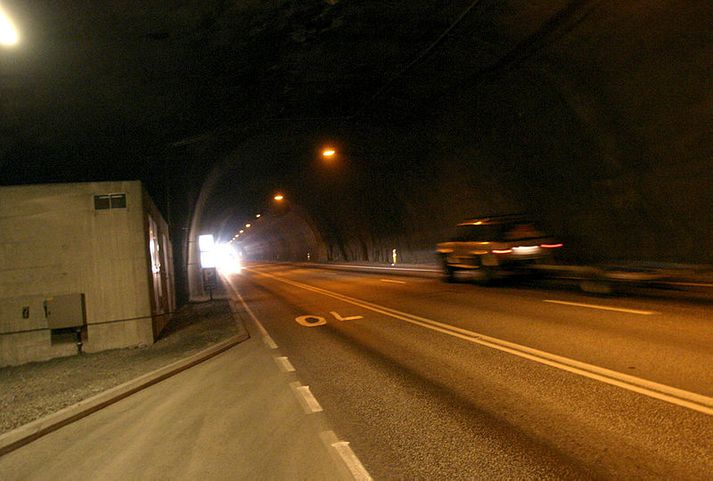 Framúrakstur er víða bannaður í jarðgöngum af þeirri gerð sem Hvalfjarðargöngin eru